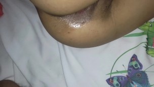 Espozinha safada gemendo enquanto o pau grosso vai entrando no cuzinho apertadinho