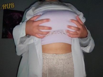 Mi Vecina me pasa un Vídeo jugando con sus Tetas Enormes