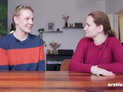 Ersties - Heiße lesbische Action mit der Pornoproduzentin Sally B und ihrem Fan Emma K 10/16