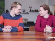 Ersties - Heiße lesbische Action mit der Pornoproduzentin Sally B und ihrem Fan Emma K 2/16