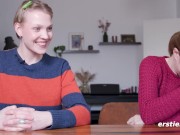 Ersties - Heiße lesbische Action mit der Pornoproduzentin Sally B und ihrem Fan Emma K 3/16