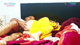 Pijamada con mi padrastro mientras su esposa esta aun lado, me deja llena de lechita