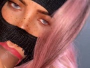 Jovencita colombiana le encanta mamar mirando a la cámara