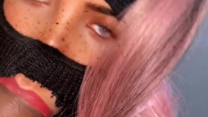 Jovencita colombiana le encanta mamar mirando a la cámara