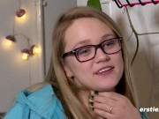 Ersties - Krankenschwester Holly masturbiert im Treppenhaus 13/16