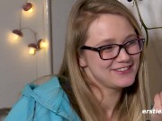 Ersties - Krankenschwester Holly masturbiert im Treppenhaus 16/16