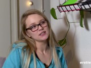 Ersties - Krankenschwester Holly masturbiert im Treppenhaus 8/16