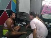 me follo a la sirvienta por atrás mientras se encuentra arrodillada