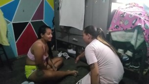 me follo a la sirvienta por atrás mientras se encuentra arrodillada