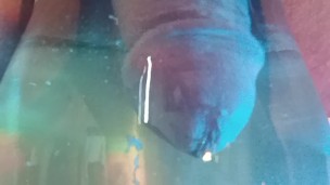 Me orino y me corro dentro de un vaso de cristal con agua