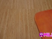 Mi profesora Gatidiosa me pide que le eche mi semen en sus grandes tetas después de clase. 10/16