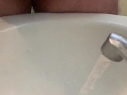 Cámara lenta en el baño votando semen