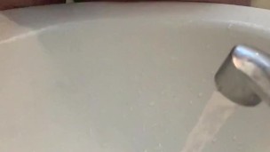 Cámara lenta en el baño votando semen