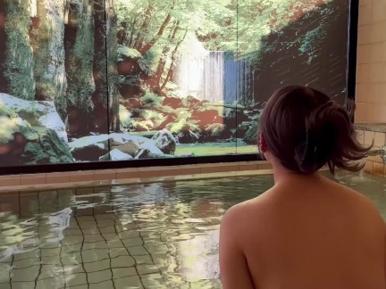 A couple having sex in a hot spring! Licking the penis thickly with sweat and copulating