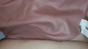 Le pido a mi vecino que me destroce el coño mientras mi marido trabaja..