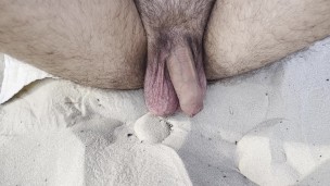Pissen am öffentlichen Starnd mit dicken Eiern