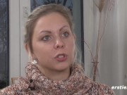 Ersties - Heiße Vibrator-Action unter Julia P's Wollpullover 5/16