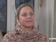 Ersties - Heiße Vibrator-Action unter Julia P's Wollpullover 9/16