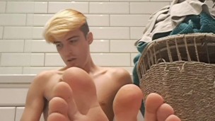 Fuck my Twink feet