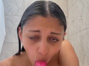 Joven Morocha en la ducha con Ganas de Chupar una Verga 10/16