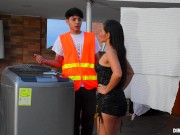 AMA DE CASA ES FOLLADA POR ELECTRICISTA PARA SER RECOMPENSADO POR SU TRABAJO. 6/16