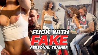 ME COJE EN EL GIMNASIO mi ENTRENADOR PERSONAL, me folla muy fuerte ...