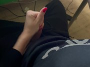 Seduzco a mi compañero de piso y me lo follo sin que nos escuchen