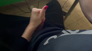 Seduzco a mi compañero de piso y me lo follo sin que nos escuchen