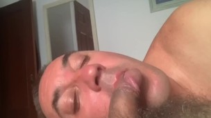 MAMADA TRAGADA Y LIMPIEZA DE POLLA DEL OSO