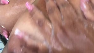 ami madrastra mientras se baña ORINADA EN LA DUCHA