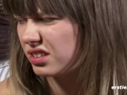 Ersties - 21-jährige Carla D fingert sich ausgiebig selbst 14/16