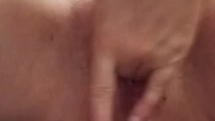 Sono una porca che si masturba per farti sborrare