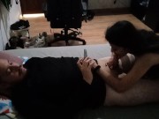 pillo a mi esposa chupandole la verga y seduciendo a mi mejor amigo