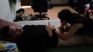 pillo a mi esposa chupandole la verga y seduciendo a mi mejor amigo