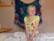 Ersties - Musikstudentin Anna M. aus Erfurt verwöhnt sich mit Dildo 10/16