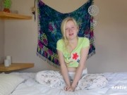 Ersties - Musikstudentin Anna M. aus Erfurt verwöhnt sich mit Dildo 2/16