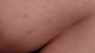 Mi hermanastro me obliga a darle el culo y me acabo corriendo de lo rico que me folla..