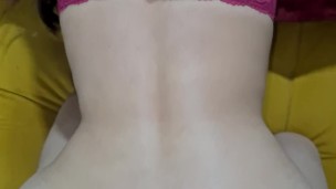 tan pronto llegue a casa mi padrastro me dio de perrito y se corrio dentro de mi