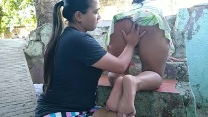 2 parte, le chupo el coño a la vecina en la entrada de su casa, mientras su esposo trabaja