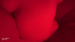 La vecina me visita por la noche y trajo un plug