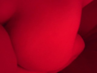 La vecina me visita por la noche y trajo un plug