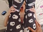 El Nonohub me encuentra jugando a la play, me rompe el legging y el culo 9/16