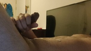 Hot guy cums all over his face