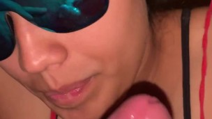 Mi novia cornuda me dice que quiere que otra chica me la chupe, y que ella me la consigue