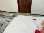 Me pongo bien cachondo al ver a mi hermanastra limpiar mi cuarto,  yo le pago con sexo por hacerlo.