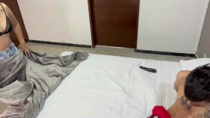 Me pongo bien cachondo al ver a mi hermanastra limpiar mi cuarto, yo le pago con sexo por hacerlo.