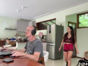 La esposa de mi amigo bailando sexy me pone la verga muy dura 1/16