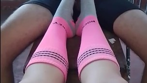 Jugando con una rica verga con mis piecitos 🙈🥵