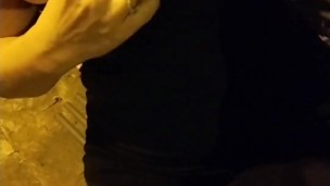 Mi faccio toccare le tette dai passanti sulla strada