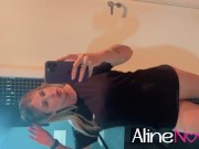 Ano novo sozinha a loira gostosa se divertiu com suas lindas mãos - Aline Novak 1/16